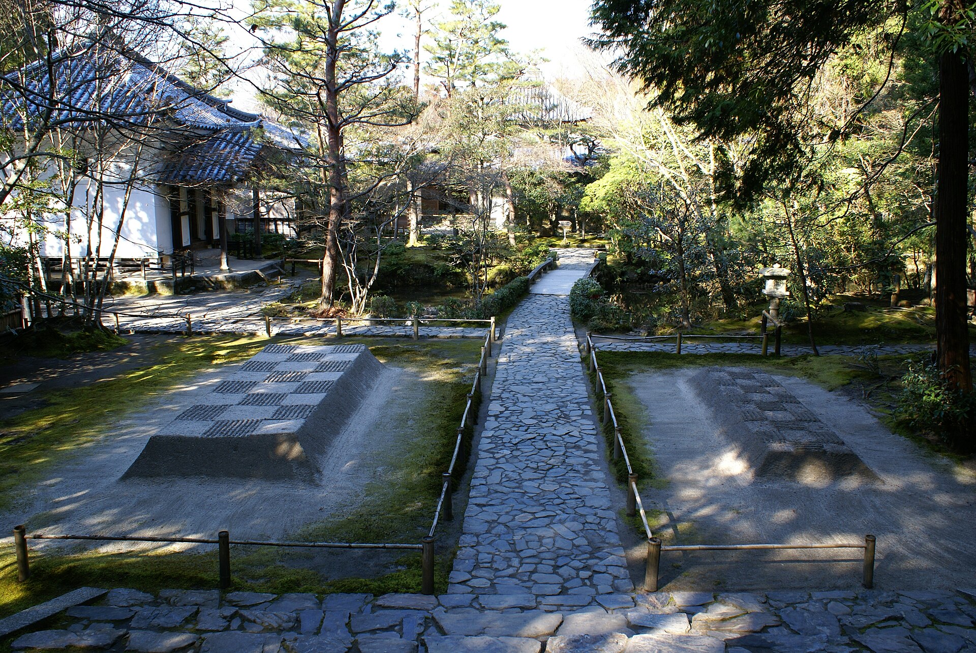 The gate and raked sand at Hōnen-in temple in Kyoto